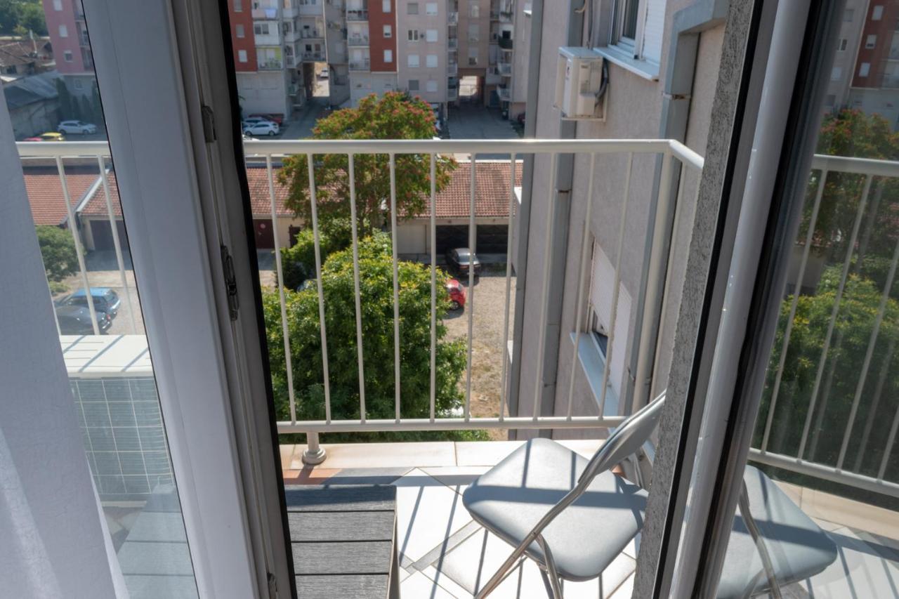 Stan Na Dan 021 Novi Sad Exterior foto